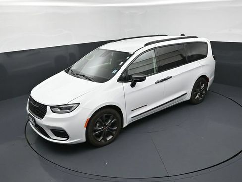 Used 2024 Chrysler Pacifica Touring-L w/ Road Tripper Package FWD image 18