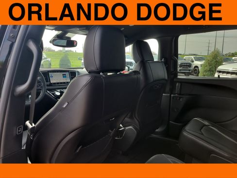 Used 2026 Chrysler Pacifica Select FWD image 12