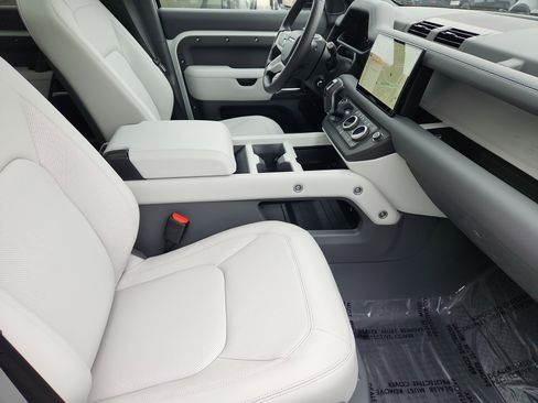 Used 2025 Land Rover Defender 130 S image 3