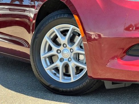 Used 2017 Chrysler Pacifica LX FWD image 2