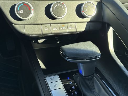 Used 2025 Hyundai Elantra SE image 19