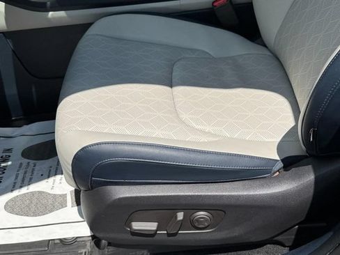 Used 2025 Kia Carnival EX FWD image 26