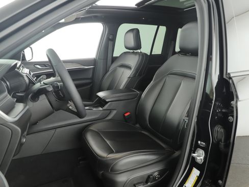 Used 2025 Jeep Grand Cherokee Limited w/ Black Appearance Package image 16