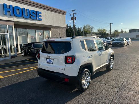 Used 2018 Jeep Renegade Latitude AWD/4WD image 10