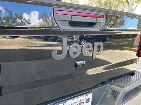 Used 2023 Jeep Gladiator Sport image 21