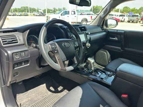 Used 2019 Toyota 4Runner TRD Off-Road Premium AWD/4WD image 12