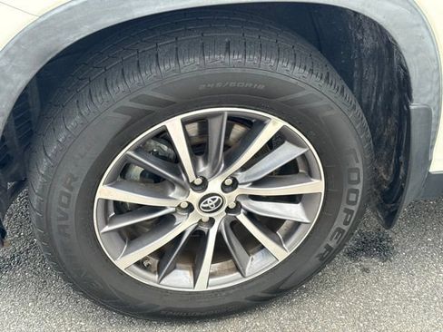 Used 2019 Toyota Highlander XLE AWD/4WD image 34