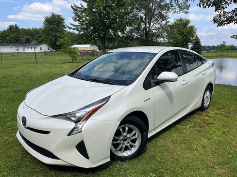 Used 2017 Toyota Prius Two FWD image 1