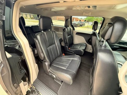 Used 2016 Chrysler Town & Country Touring FWD image 13