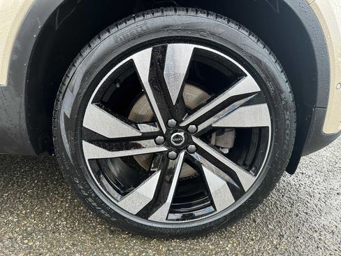 Used 2025 Volvo XC40 B5 Ultra w/ Climate Package image 9