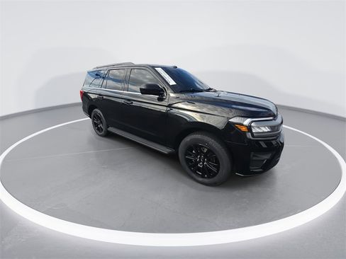 Used 2024 Ford Expedition XLT image 2