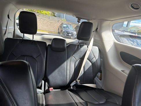 Used 2024 Chrysler Pacifica Touring-L FWD image 8