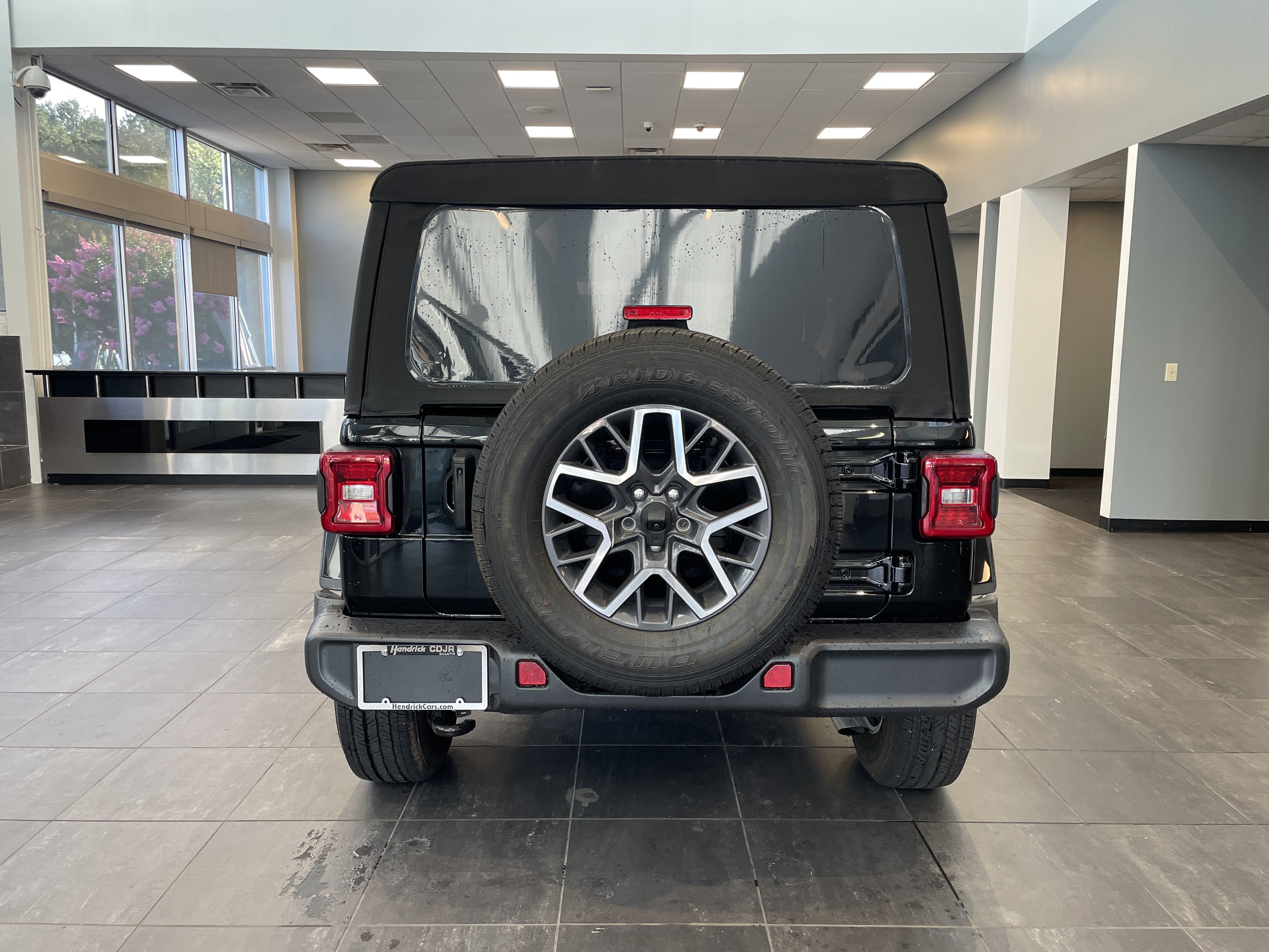 Used 2024 Jeep Wrangler Unlimited Sahara w/ Technology Group AWD/4WD image 6