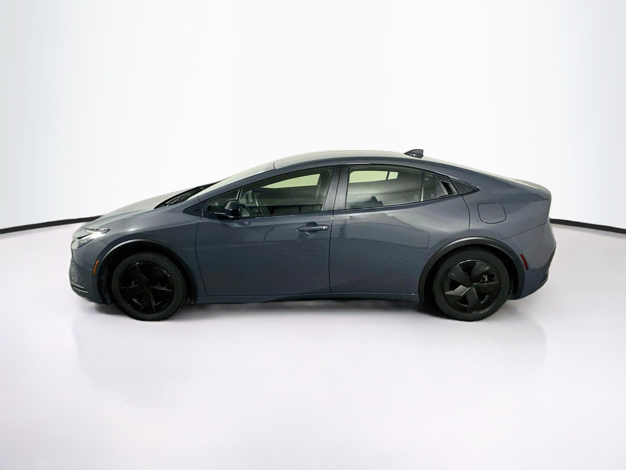 Used 2025 Toyota Prius LE FWD image 4