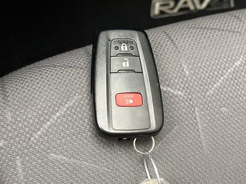 Used 2022 Toyota RAV4 XLE w/ XLE Grade Weather Package AWD/4WD image 25