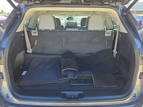 Used 2023 Toyota Highlander XLE FWD image 29