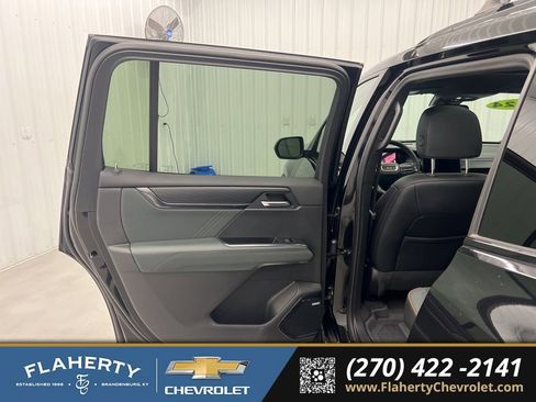 Used 2024 GMC Acadia AT4 w/ Luxury Package image 10