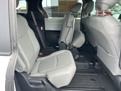 Used 2025 Toyota Sienna XLE image 19