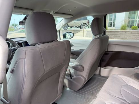 Used 2018 Chrysler Pacifica L FWD image 14