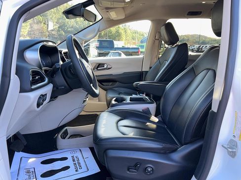Used 2024 Chrysler Pacifica Touring-L image 10