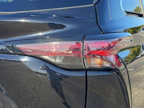 Used 2024 Toyota Sienna XLE image 8