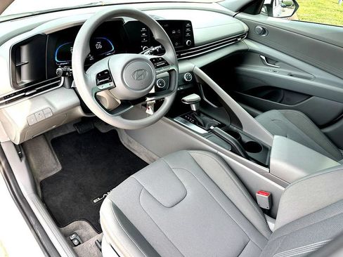 Used 2026 Hyundai Elantra SE FWD image 15