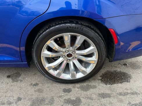 Used 2018 Chrysler 300 Touring w/ Chrome Appearance Package RWD image 9