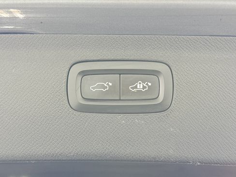 Used 2017 Volvo XC90 T6 Momentum w/ Vision Package image 11