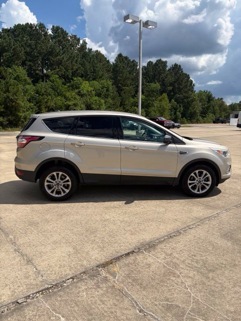 Used 2017 Ford Escape SE w/ SE Cold Weather Package AWD/4WD image 6