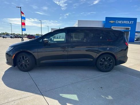 Used 2020 Chrysler Pacifica Touring-L Plus w/ S Appearance Package FWD image 3