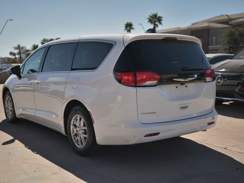 Used 2022 Chrysler Voyager LX image 5