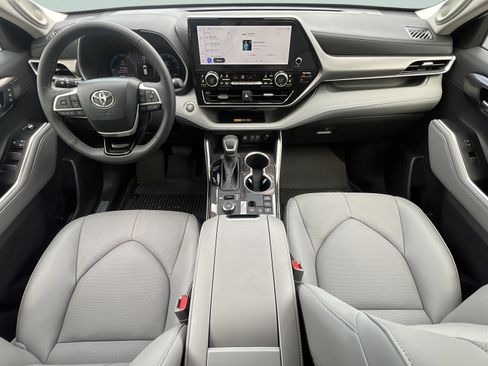 Used 2026 Toyota Highlander Limited AWD/4WD image 12