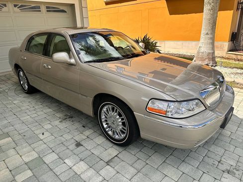 Used 2007 Lincoln Town Car Signature Limited RWD image 34