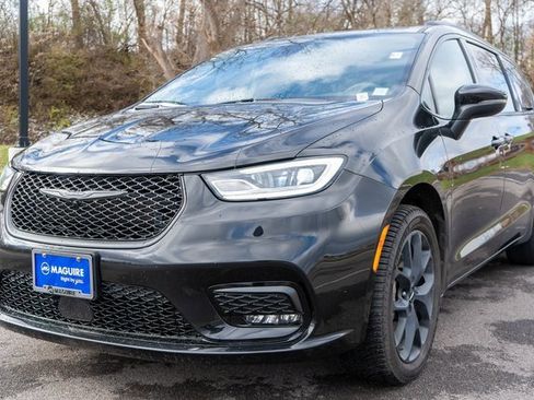 Used 2023 Chrysler Pacifica Touring-L w/ S Appearance Package image 2