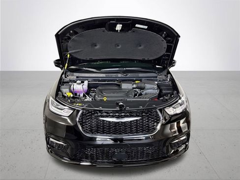 New 2026 Chrysler Pacifica Limited w/ Uconnect Theater Family Group image 22