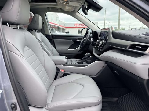 Used 2023 Toyota Highlander XLE AWD/4WD image 13