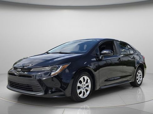 Used 2025 Toyota Corolla LE image 9