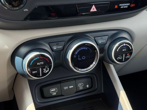 Used 2025 Hyundai Venue Limited image 27