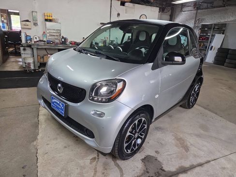 Used 2016 smart fortwo passion RWD image 2