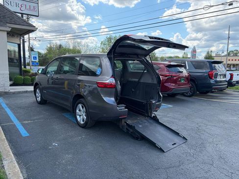 Used 2017 Toyota Sienna L image 3