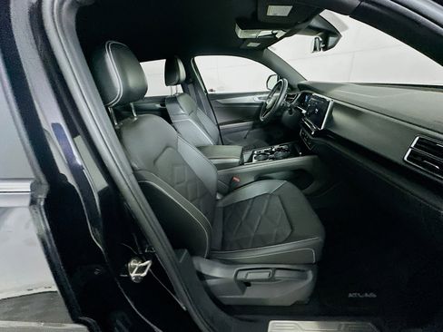 Used 2024 Volkswagen Atlas Cross Sport SE image 30