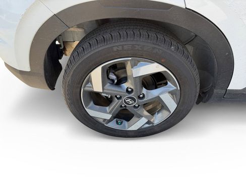 Certified 2025 Hyundai Venue SEL image 17