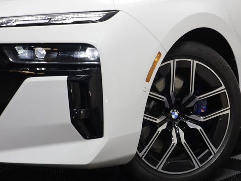 Certified 2025 BMW 760i xDrive w/ Executive Package AWD/4WD image 3