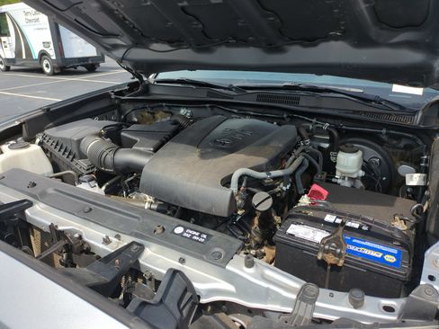 Used 2019 Toyota Tacoma Limited AWD/4WD image 33