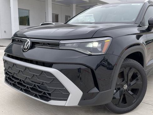 New 2025 Volkswagen Taos SE FWD image 2
