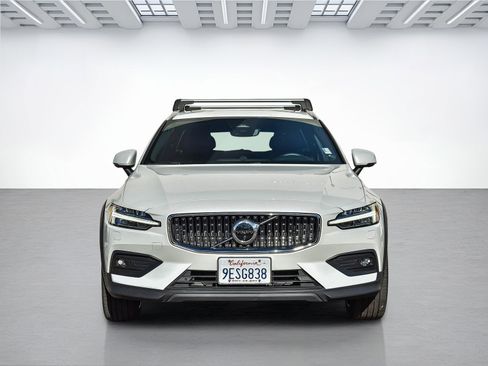 Used 2023 Volvo V60 B5 Cross Country Ultimate w/ Climate Package image 2