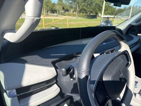 Used 2025 Lincoln Navigator Reserve image 2