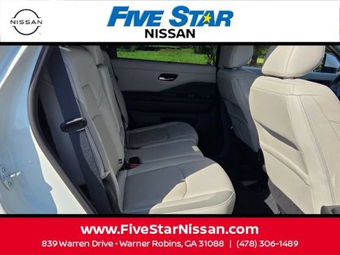 Used 2024 Nissan Pathfinder SL FWD image 16