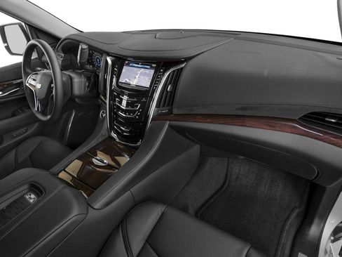 Used 2018 Cadillac Escalade Luxury AWD/4WD image 11