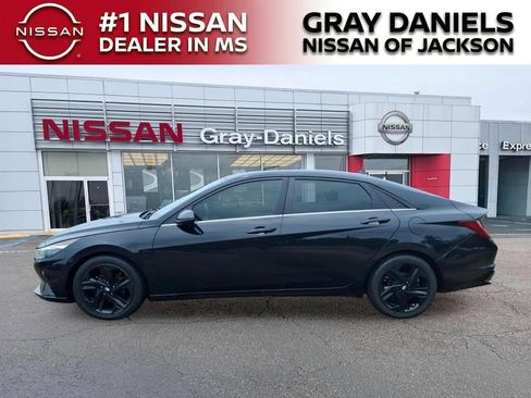Used 2021 Hyundai Elantra SEL w/ Convenience + Premium Package FWD image 4